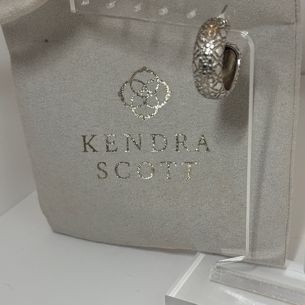 Kendra Scott Harper Silver 1-Hoop Earring.